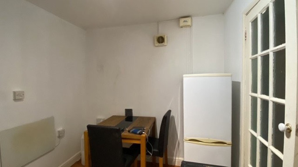 Lot: 91 - FREEHOLD END-TERRACE PROPERTY DIVIDED INTO A TWO-BEDROOM MAISONETTE AND GARDEN FLAT - Lower Ground Flat - Living area